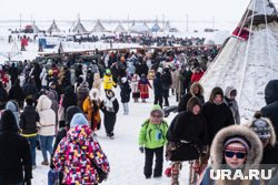 На торговых рядах ярмарки посетители знакомятся с местными производителями, приобретают мясо, рыбу, консервированную продукцию