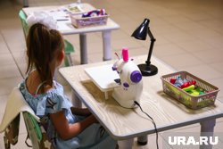 Девочку ударили по лицу дверью 