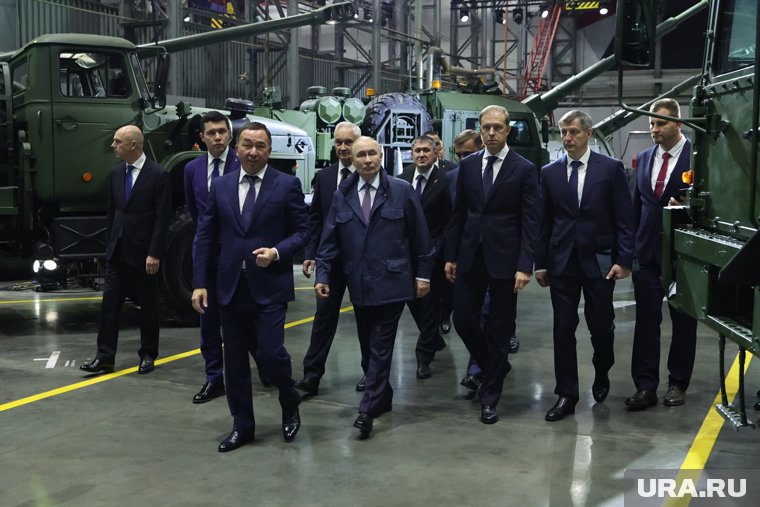 Путин осмотрел выставку перспективных образцов вооружения и военной техники