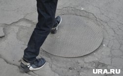 Открытый люк, в который провалилась челябинка, быстро починили 