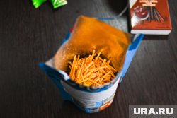 По текстуре и на вкус - обычные чипсы с креветкой, только острые