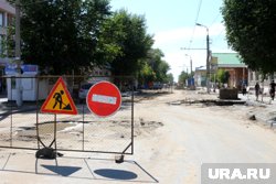 Дорожники устранили провал грунта в столице ЯНАО