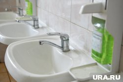 На Аляске журналистам пришлось надавить на педаль, чтобы воспользоваться умывальником (архивное фото)