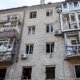 Свисающие куски арматуры, разрушенные балконы: обстановка у обстрелянной многоэтажки в Донецке. Фоторепортаж