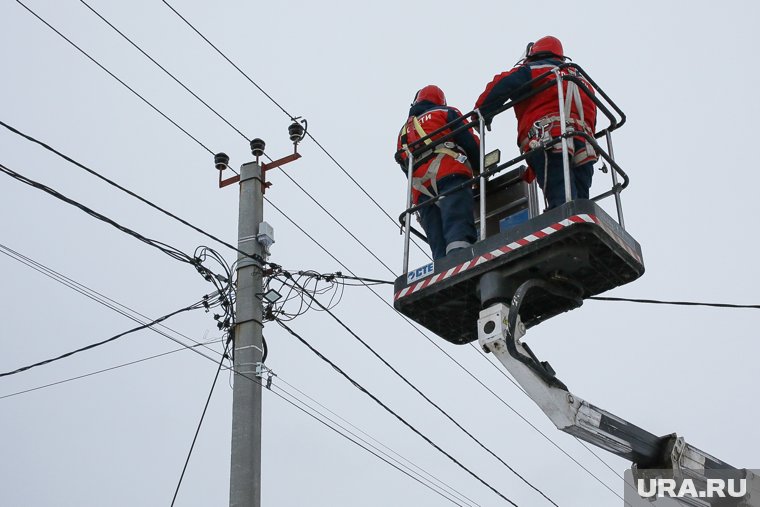 Аварийно-восстановительных работы продолжатся в оставшихся без света населенных пунктах (архивное фото)