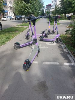 Жители Кургана пожаловались на самокаты, занявшие тротуар