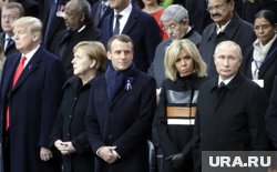 С 2021 года в интернете начали распространяться слухи о том, что Брижит Макрон - трансгендер*. Ее муж опровергал эти домыслы