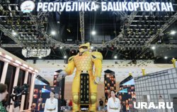 На первом дне ПМЭФ на стенде Башкирии можно было встретить кибермедведя-пасечника