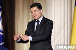 Дан ни относит себя ни к одной партии