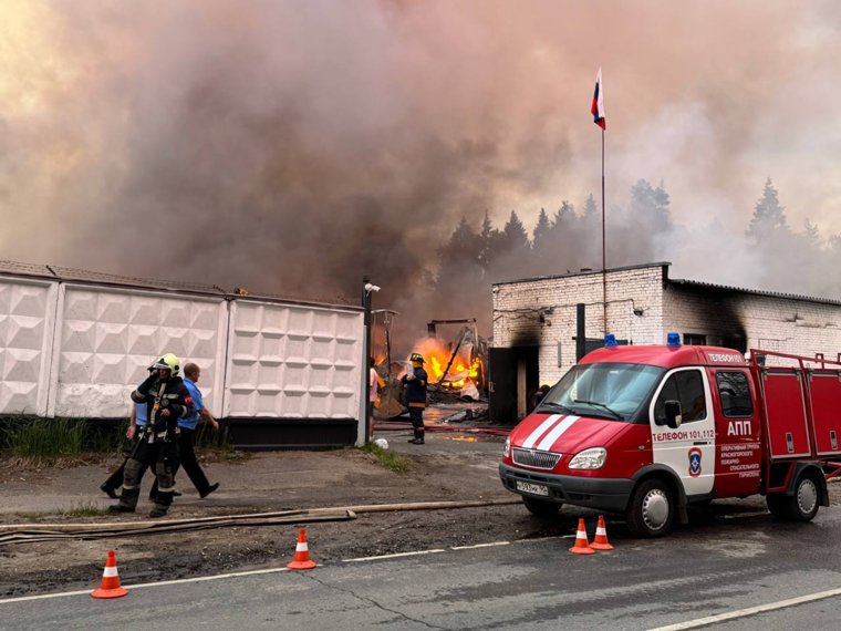 Дым от пожара переместился в сторону лесного массива