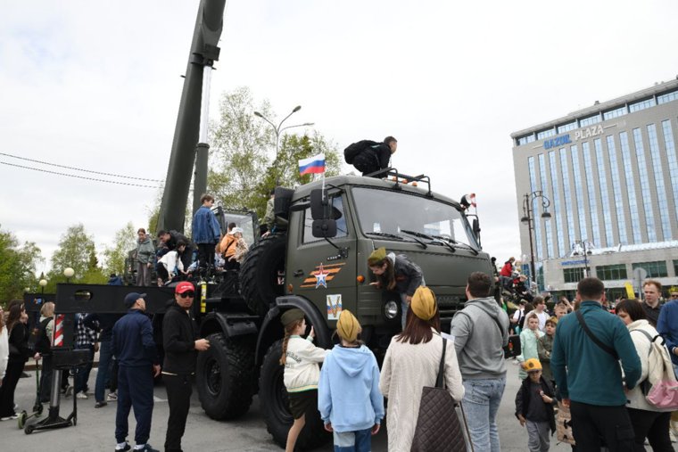 Выставка военной техники у Технопарка