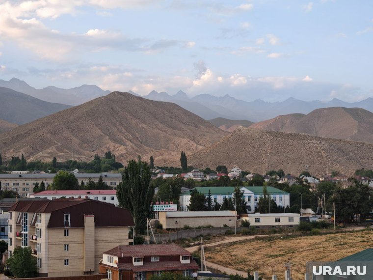 Чолпон-Ата - маленький курортный городок, да, не совсем благоустроенный, но для желающих отдохнуть на Иссык-Куле - почти райское место