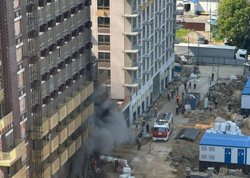 Спасатели спасли рабочих, заблокированных огнем на стройке в Москве