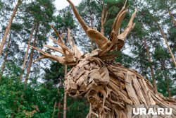Деревянный лось встречает гостей Черняевского леса