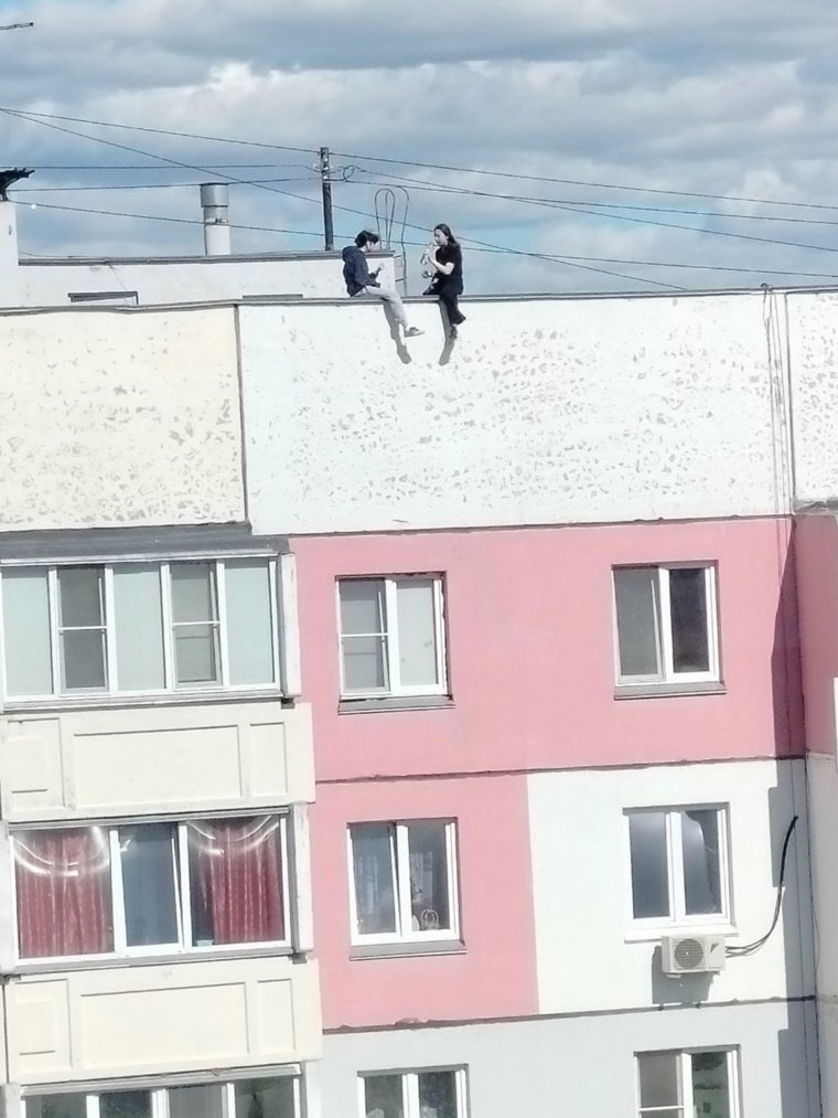 В Заозерном районе Кургана дети сидят на краю крыши 10-этажки