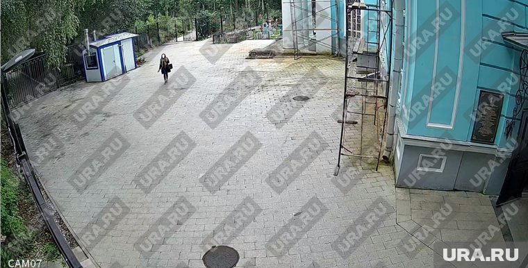 Женщина попала в объектив камер наружного наблюдения