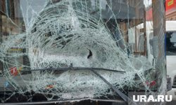 Автобус с российскими туристами врезался в дорожные знаки и перевернулся