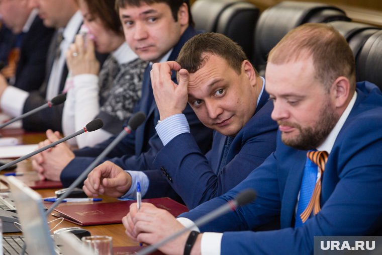 Дмитрий Великий (второй справа) работает депутатом думы Нижневартовска