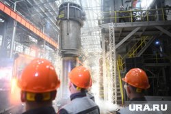 Слиток спустили к зрителям в специальном комплекте, похожем на капсулу времени