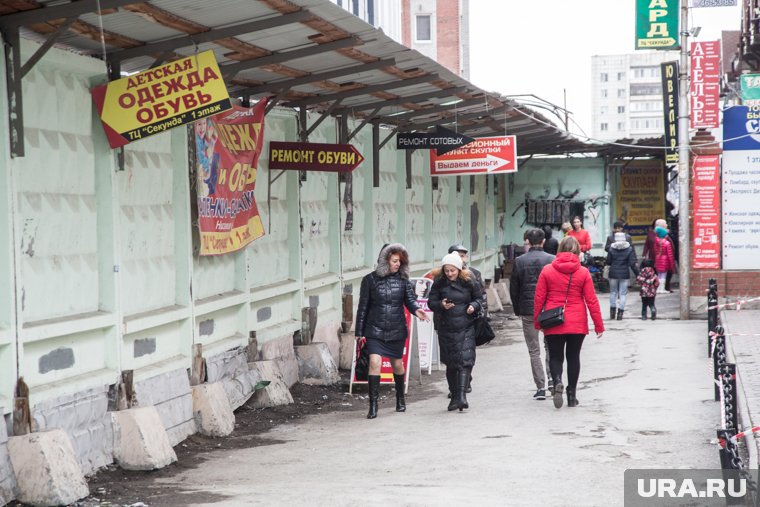 На этом месте в 90-х были палаточные ряды с одеждой и обувью 