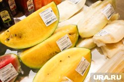 Необычный арбуз был доставлен в Тюмень из Волгоградской области