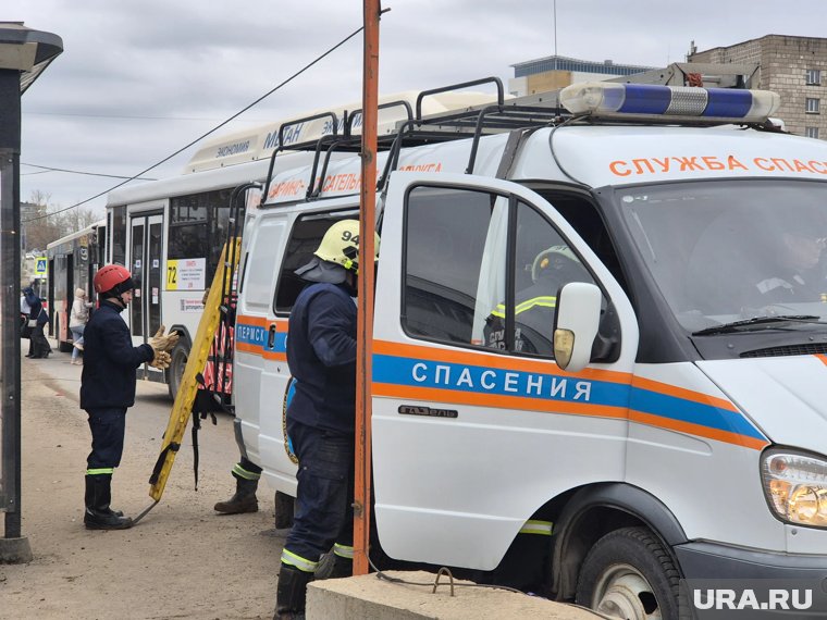 Ребенок застрял обеими ногами в грязи по колено и самостоятельно выбраться не смог