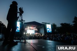 На сцене также выступит казахстанский певец Алан Черкасов и российская певица Асия