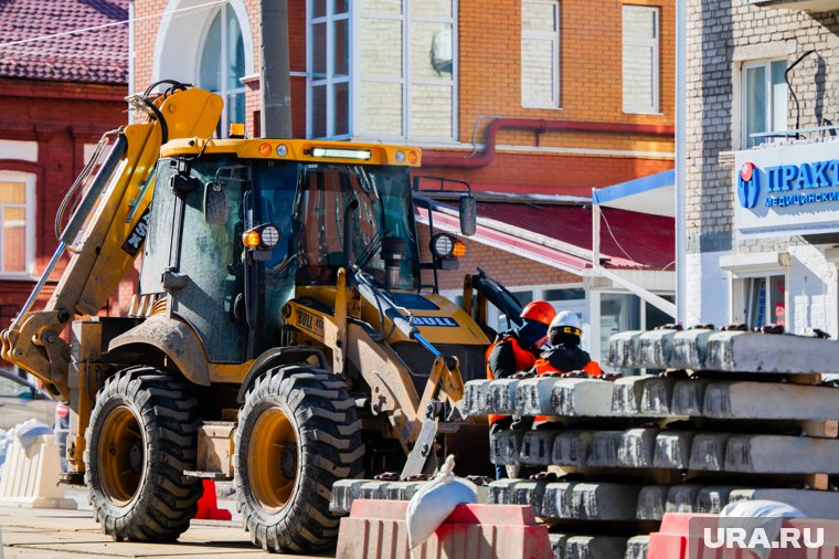 У предпринимателя, который занимается благоустройством в Кургане, приставы изъяли технику (архивное фото)
