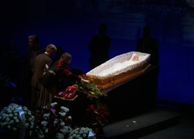Вся Россия проводила звезду «Иронии судьбы» Валентину Талызину в последний путь. Фото, видео