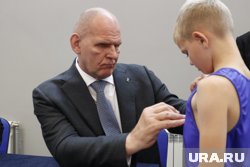 Сенатор Карелин раздал автографы курганским юным самбистам
