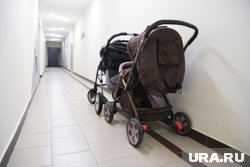 Вартовчане ищут мужчину, который якобы засыпает детские коляски землей