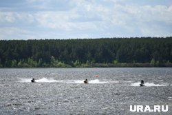 После спортивных мероприятий состоялся заплыв на самодельных плавсредствах