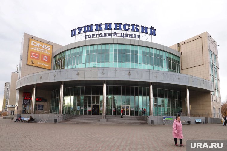 Курганцам не следует парковаться рядом с ТЦ во время гидравлических испытаний