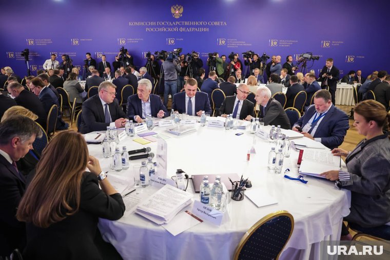 Заседание проходило в формате тематических круглых столов