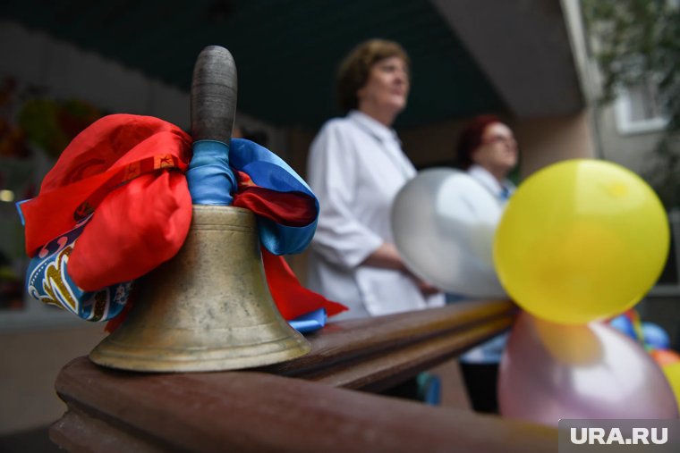 Утром подросток принял участие в торжественной линейке