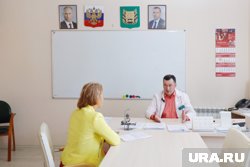 Главврач Антонов основную часть времени занимается административными и хозяйственными  вопросами