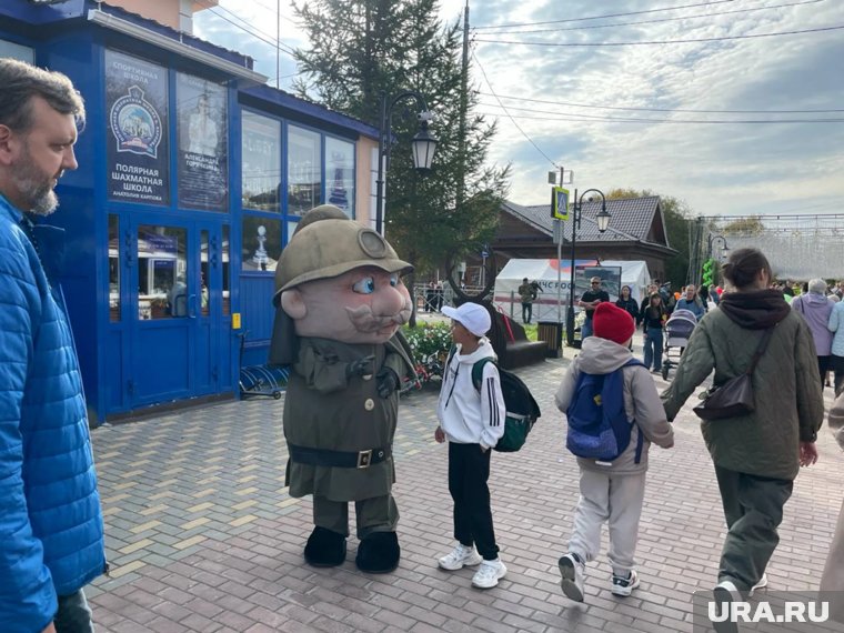 Приветливый пожарный любит фотографироваться