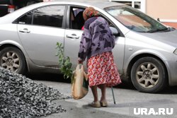 Пожилым людям предлагают помочь с тяжелыми пакетами, чтобы узнать их адрес
