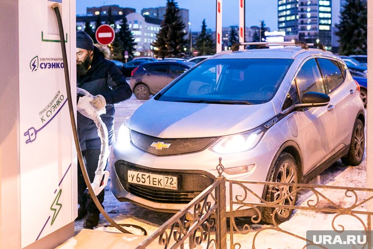 Правительство обязало АЗС обеспечить электрозаправки к 2026 году
