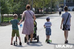 Многодетным семьям в Тюменской области выплачивают по 17 тысяч рублей ежемесячно