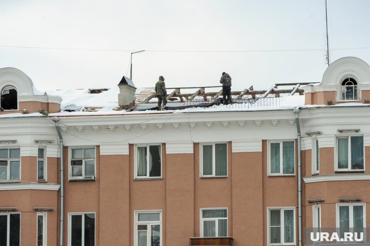 Дом с крышей из целлофана оказался полностью затоплен