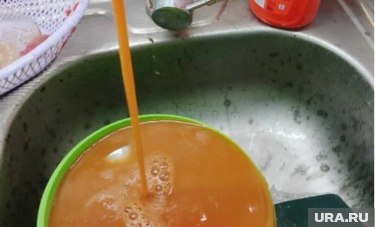 Грязная вода из кранов жителей течет полтора месяца