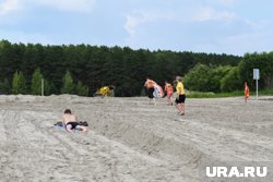Место отдыха у озера обрабатывают от комаров (архивное фото)