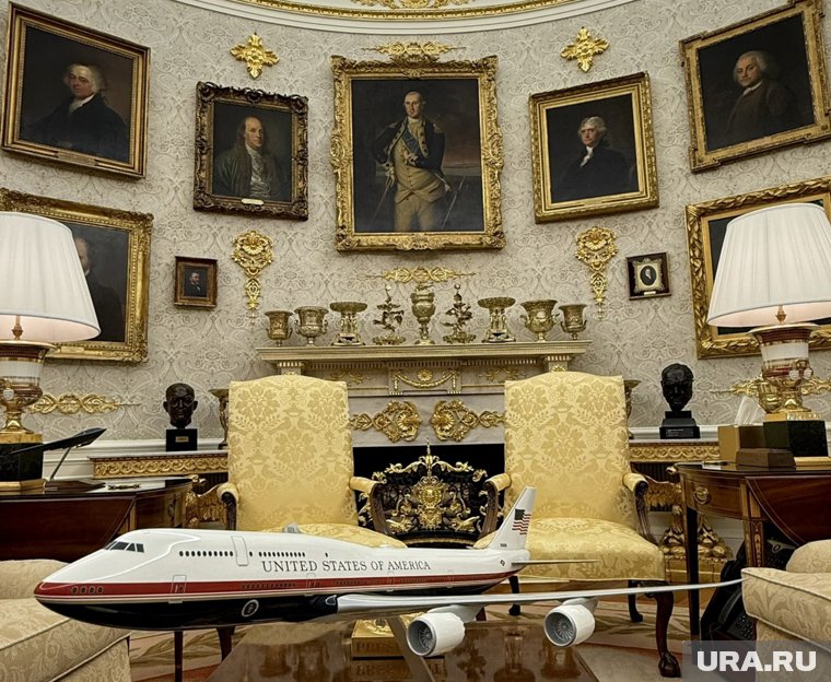 На фотографии представлена рабочая комната американского лидера в составе его Исполнительного офиса в Западном крыле Белого дома (Овальный кабинет)