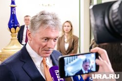 Песков рассказал, почему Путин задержался перед встречей со СМИ 