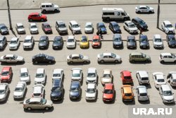 Жители крупного тюменского ЖК не могут воспользоваться собственной парковкой (архивное фото)