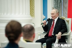 Троекратное «Ура»: Путин и участники программы «Время героев» поздравили бойцов СВО в День России. Видео