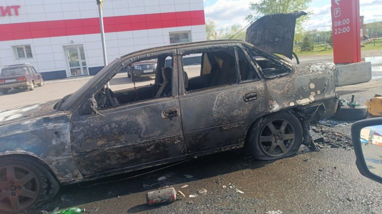 Сотрудники противопожарной службы потушили автомобиль