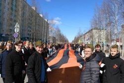 В Радужном 80-метровый символ победы стал центральным элементом праздничного мероприятия