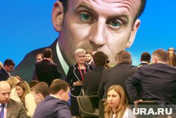Отказ от совместного фото стало поводом для шуток над Эммануэлем Макроном